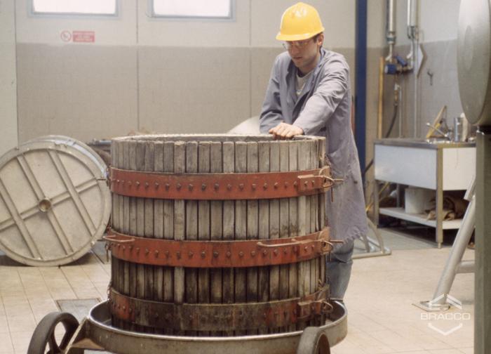 Produzione con il torchio presso lo stabilimento Fructamine, anni '90