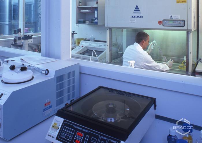 Laboratorio biochimico, Bracco Research Ginevra, ottobre 1999