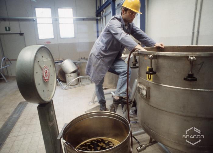 Reparto di produzione dello stabilimento Fructamine, anni '90