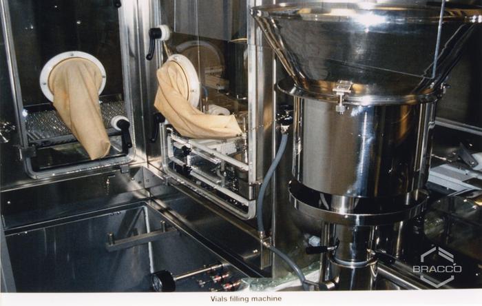 Macchina riempitrice per flaconi, laboratori Bracco Research Ginevra, 2000