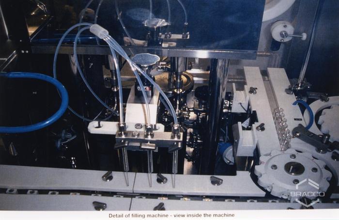 Dettaglio della riempitrice per flaconi, laboratori Bracco Research Ginevra, 2000