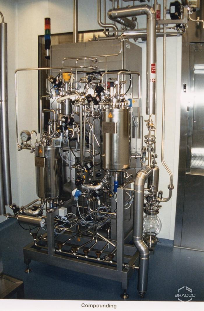Preparazione soluzione, laboratori Bracco Research Ginevra, 2000