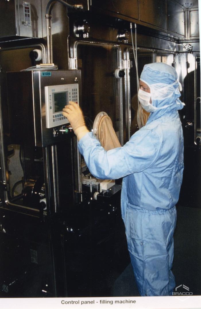 Controllo pannello macchina riempitrice, laboratori Bracco Research Ginevra, 2000