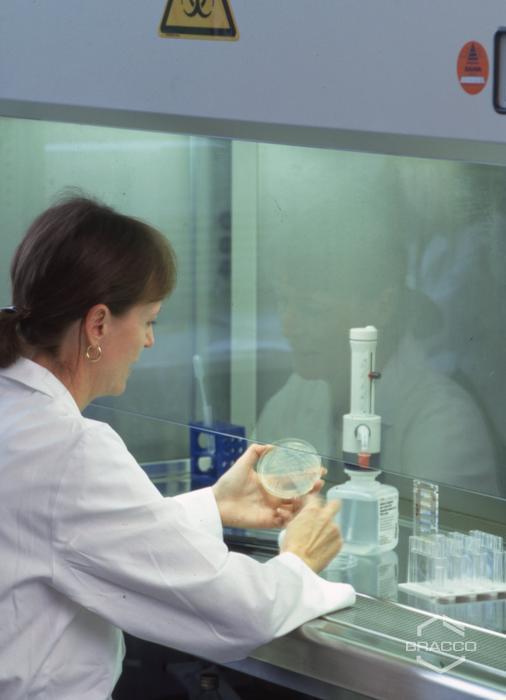 Laboratorio di microbiologia, Bracco Research Ginevra, ottobre 1999
