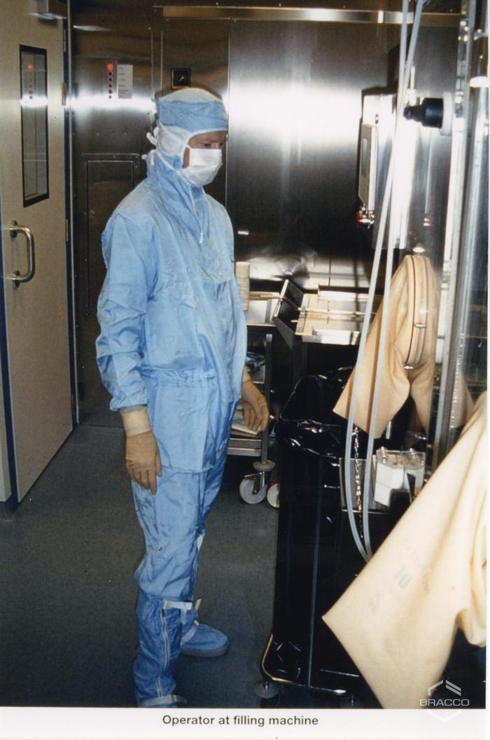 Operatore presso la macchina di riempimento, laboratori Bracco Research Ginevra, 2000