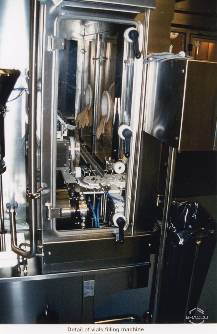 Dettaglio della riempitrice per flaconi, laboratori Bracco Research Ginevra, 2000