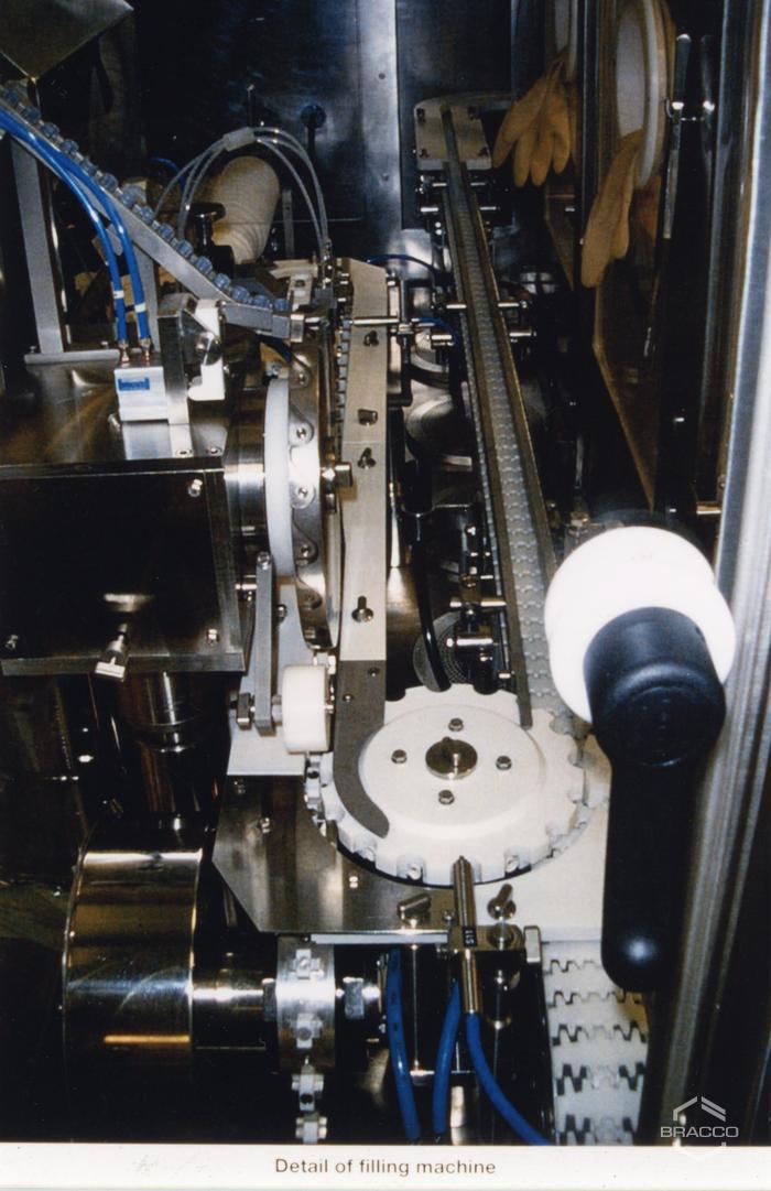 Particolare della riempitrice, laboratori Bracco Research Ginevra, 2000