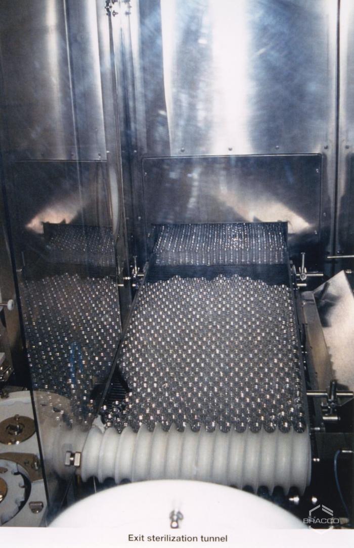 Uscita dal tunnel di sterilizzazione, laboratori Bracco Research Ginevra, 2000