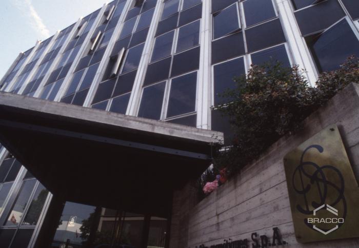 Dettaglio vetreria, laboratori di ricerca della Diana de Silva cosmétiques, anni '90