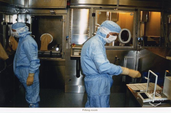 Stanza di riempimento, laboratori Bracco Research Ginevra, 2000